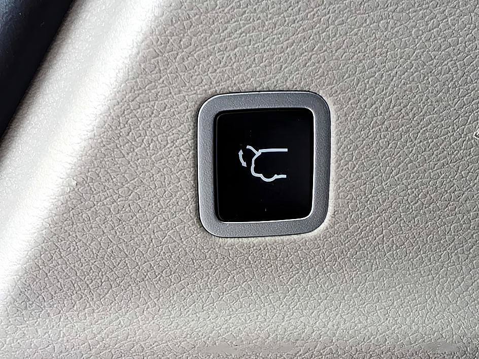 Used 2023 Bright White Clearcoat Chrysler LX image 11