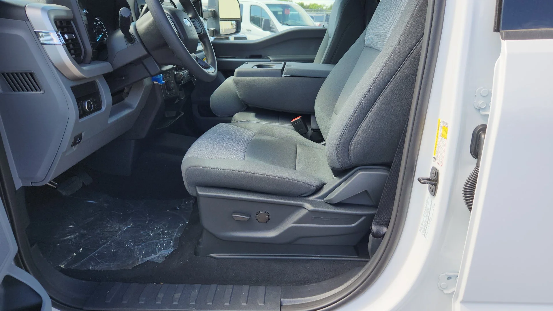New 2026 Oxford White Ford XLT image 13