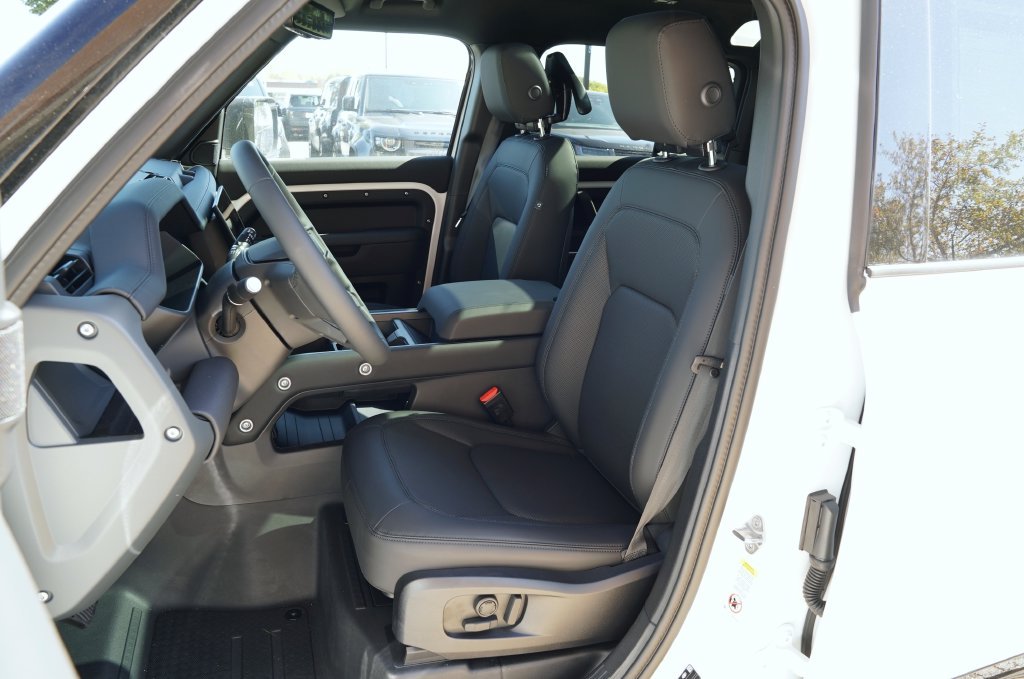 New 2026 Fuji White Land Rover X-Dynamic SE image 12