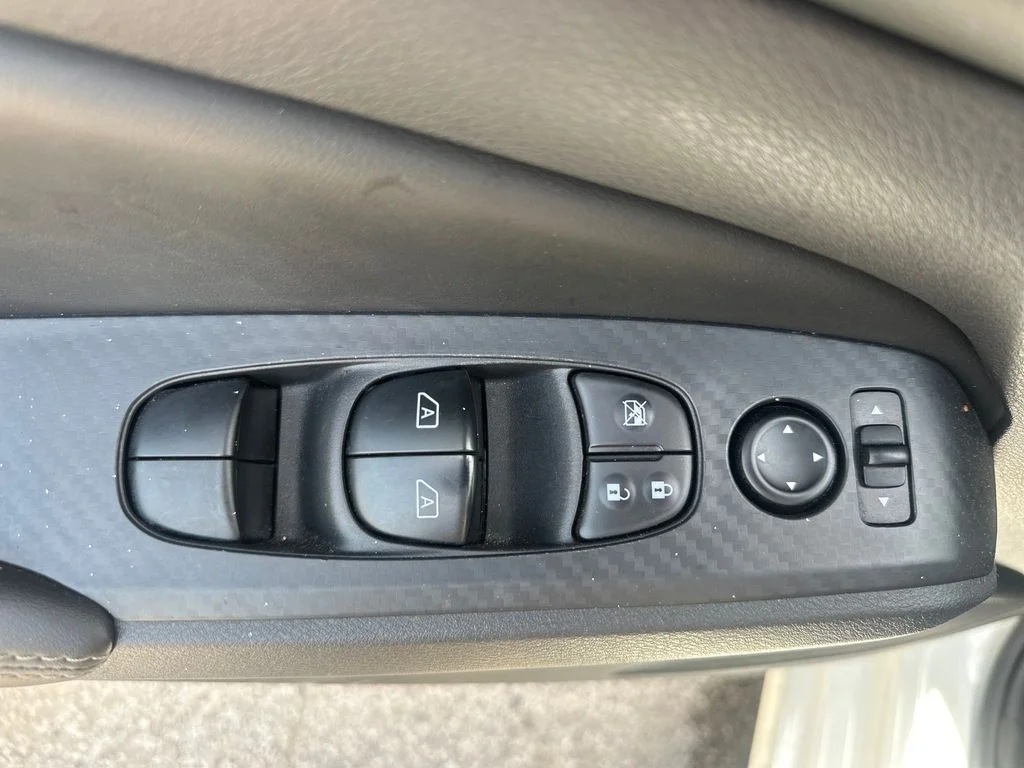 Used 2025 White Nissan 2.5 SV image 14