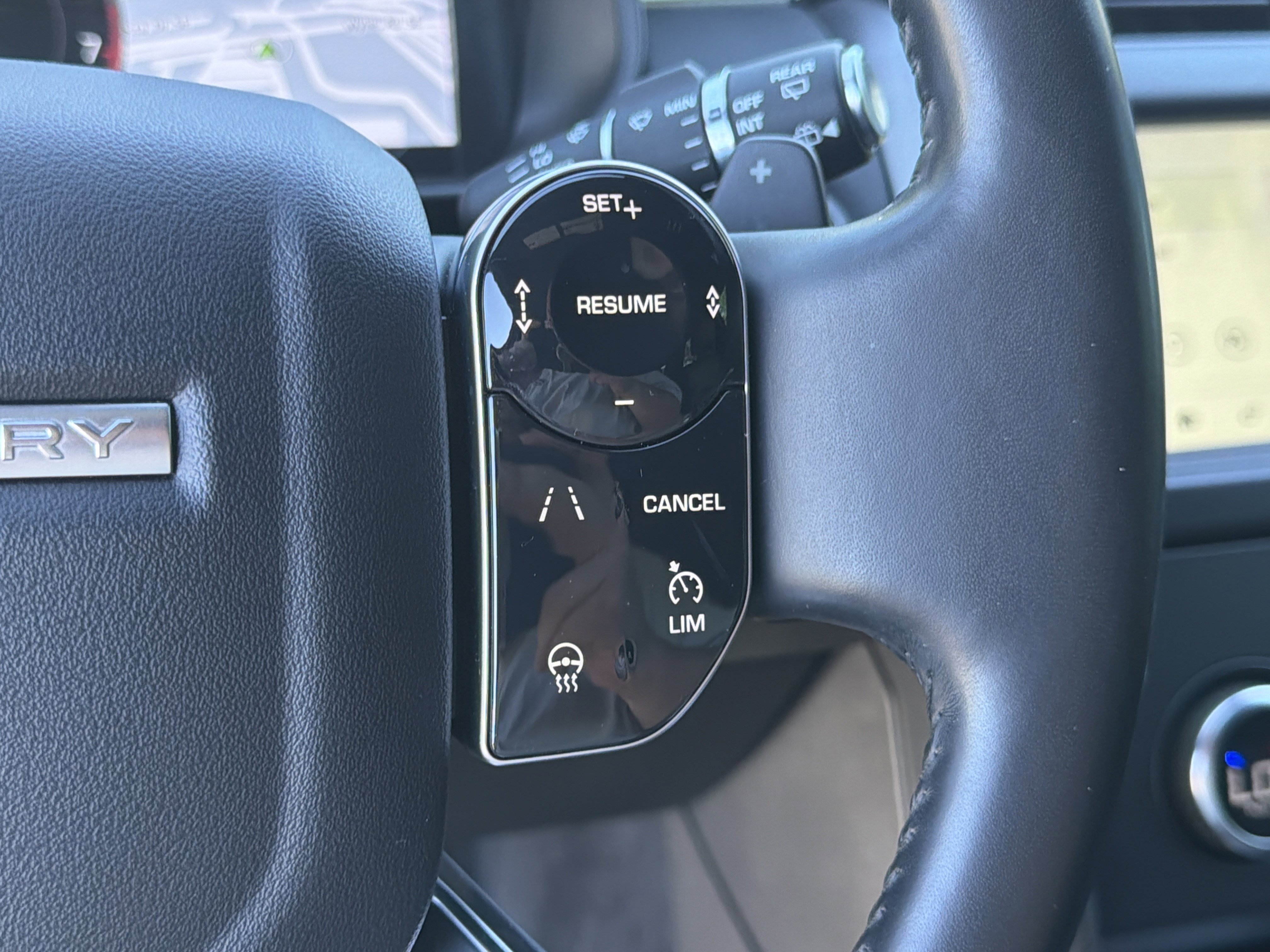 Used 2020 Fuji White Land Rover Landmark Edition image 31