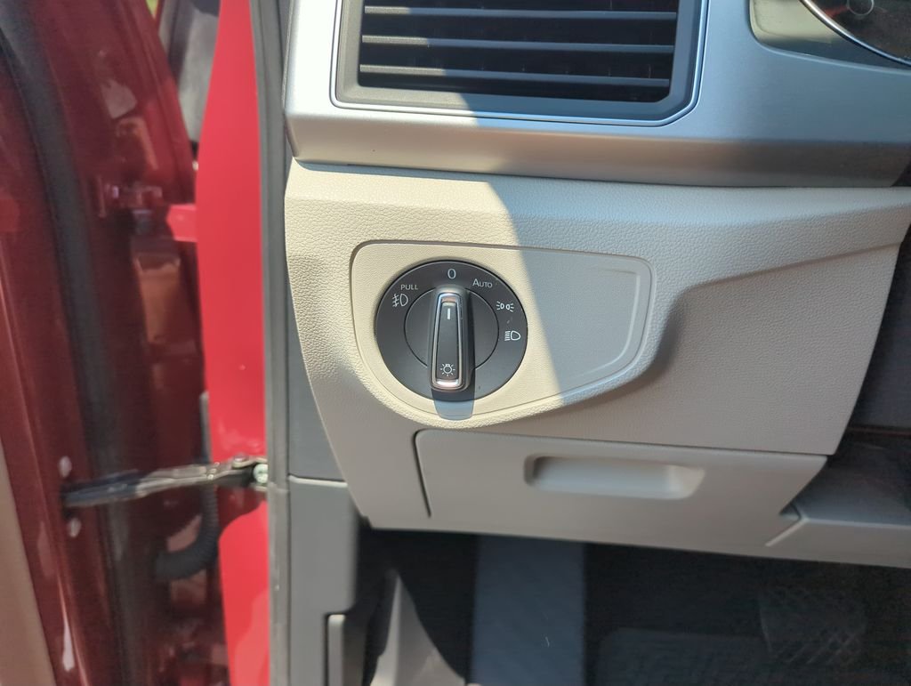 Used 2018  Volkswagen 3.6L V6 SE image 21