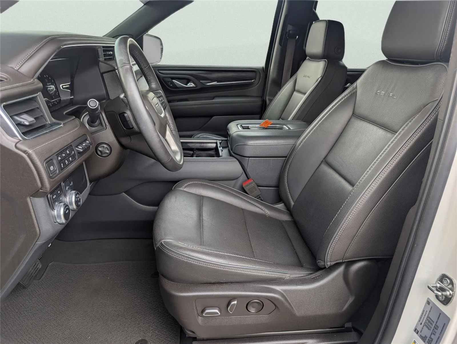 Used 2022 White Frost Tricoat GMC Denali image 16