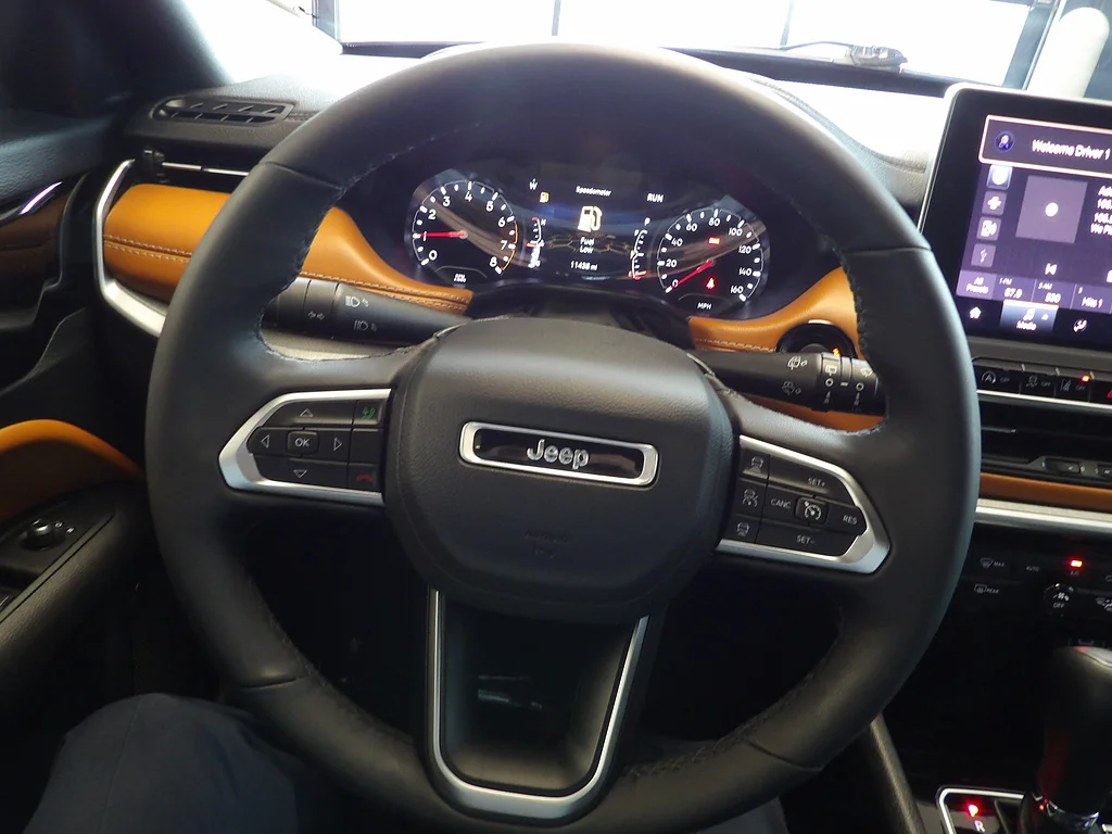 Used 2025 Red Hot Pearl Coat Jeep Limited image 27