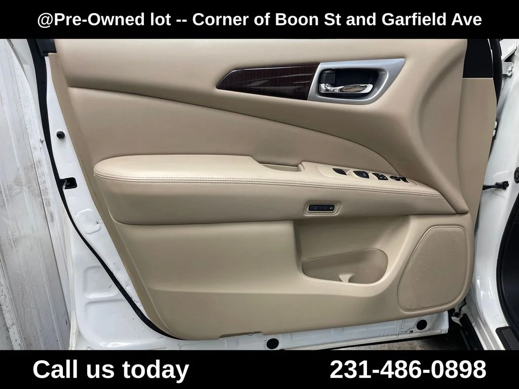 Used 2016 White Nissan SL image 15