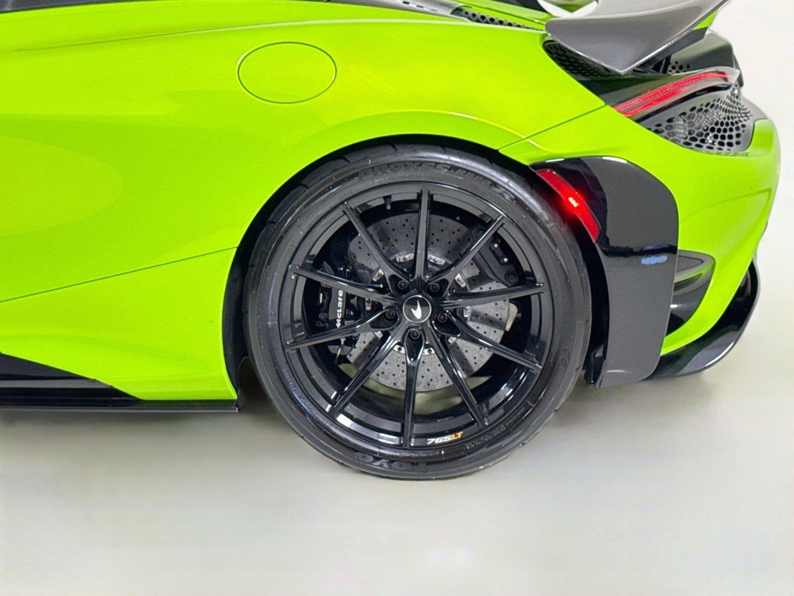 Used 2021 Lime Green McLaren Coupe image 37