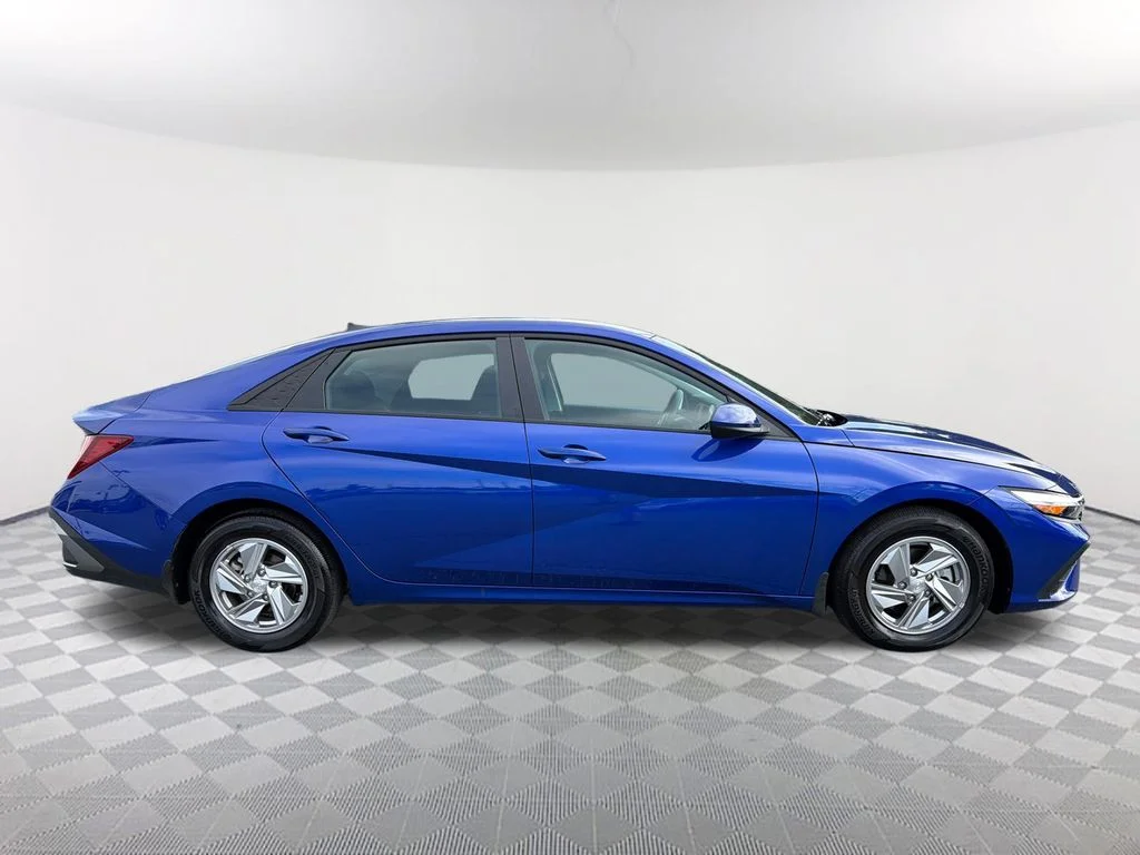 Used 2025 Blue Hyundai SE image 4