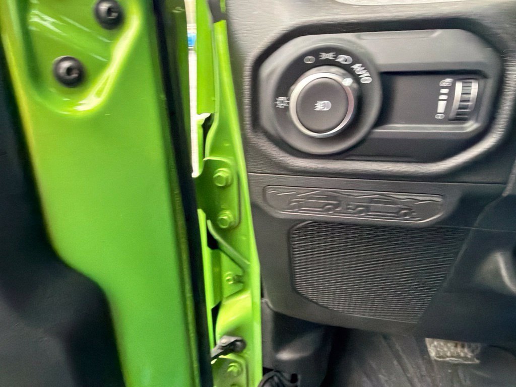 Used 2025 Green Jeep Sport S image 32