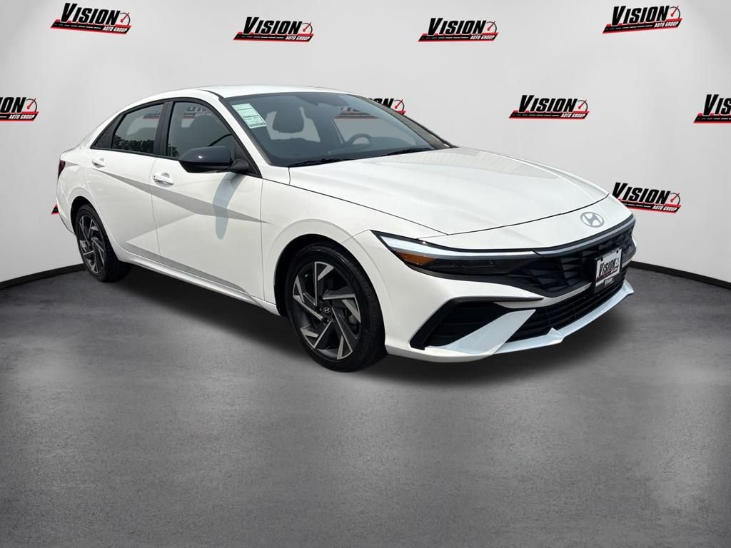 Used 2025 White Hyundai SEL Sport image 3