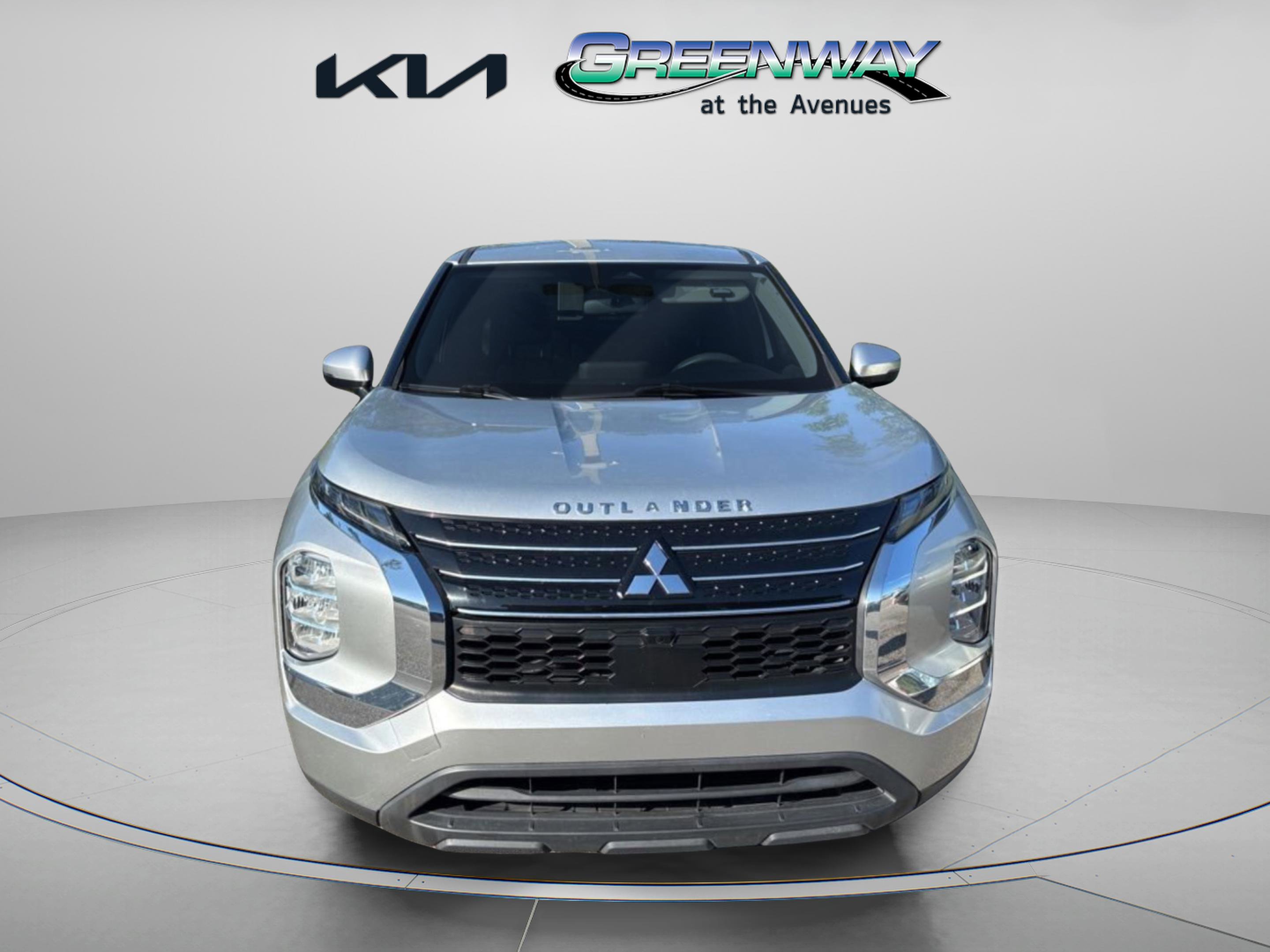 2022 Mitsubishi Outlander ES FWD's photo