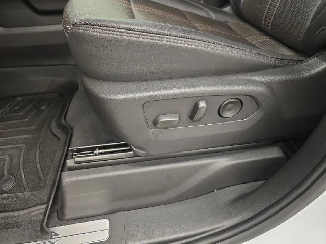 Used 2025 Summit White Chevrolet High Country image 40