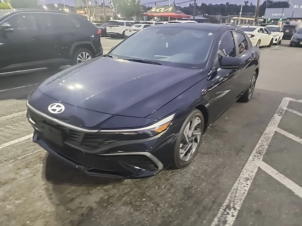 Used 2025 Black Hyundai SEL Sport image 4