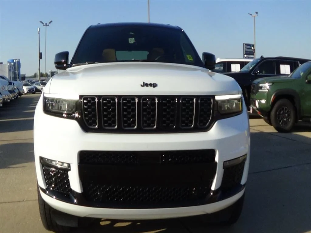Used 2024 Bright White Clear Coat (pw7) Jeep Summit Reserve image 3
