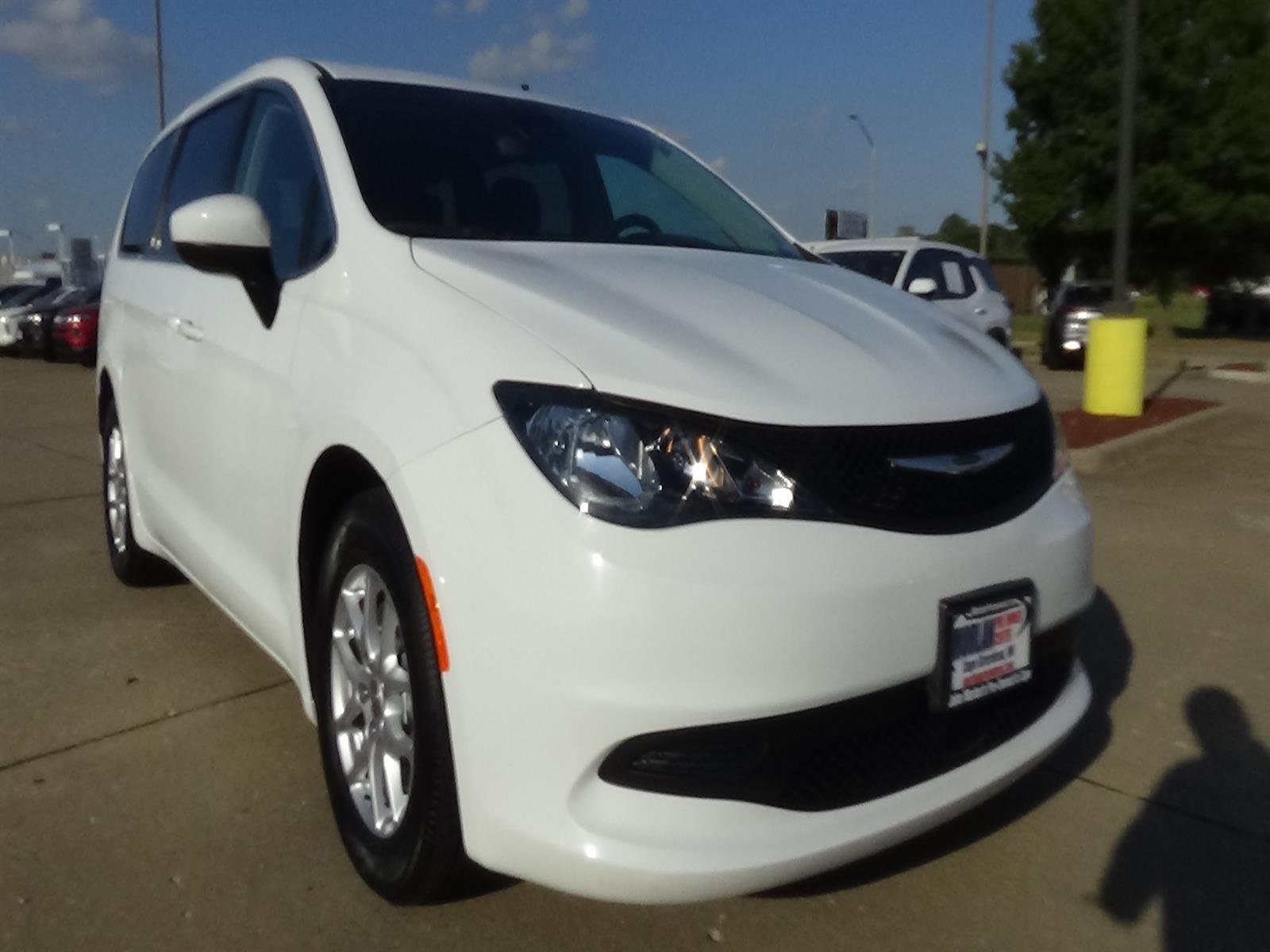 Used 2023 Bright White Clear Coat (pw7) Chrysler LX image 4