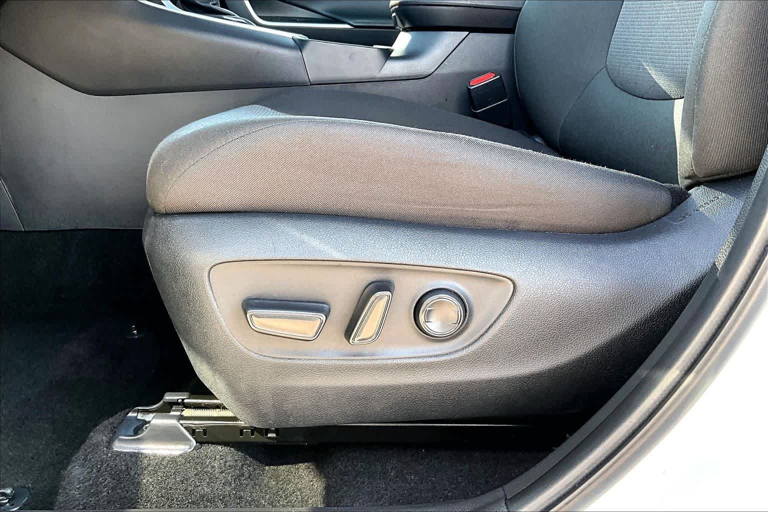 Used 2025 Ice Cap Toyota Hybrid XLE image 32