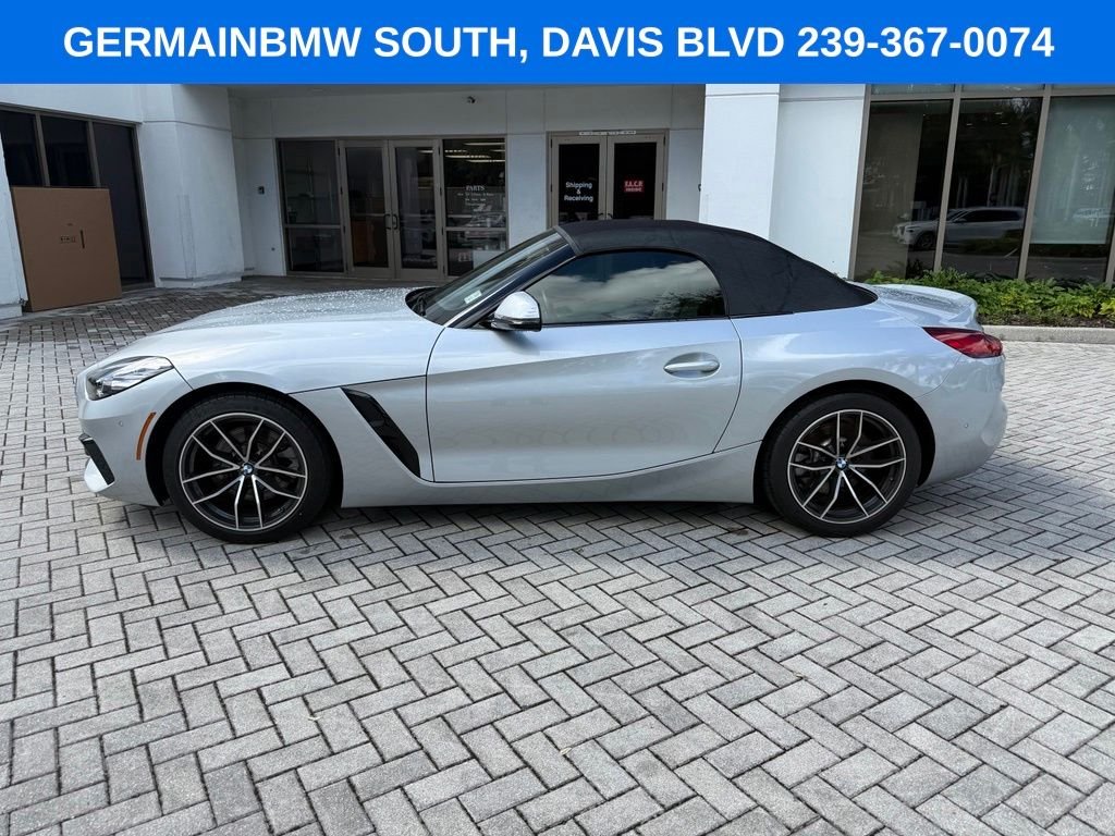Used 2021 Glacier Silver Metallic BMW sDrive30i image 3