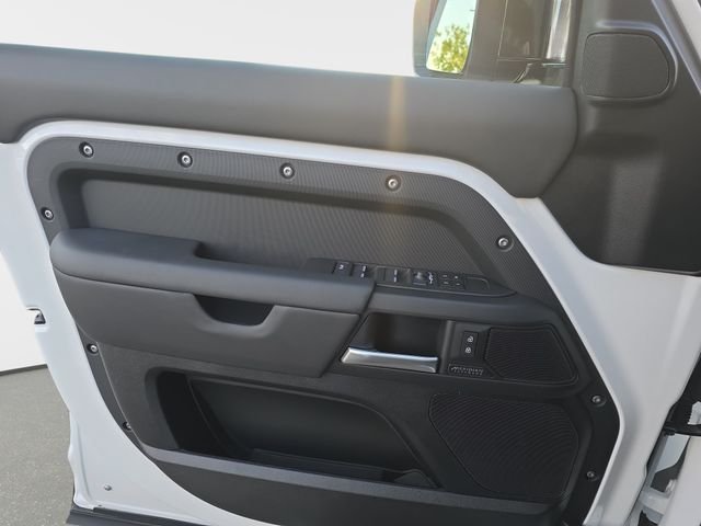 New 2026 Fuji White Land Rover X-Dynamic SE image 19
