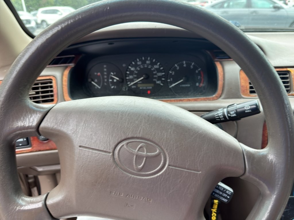 Used 2000 Cashmere Beige Metallic Toyota LE image 1