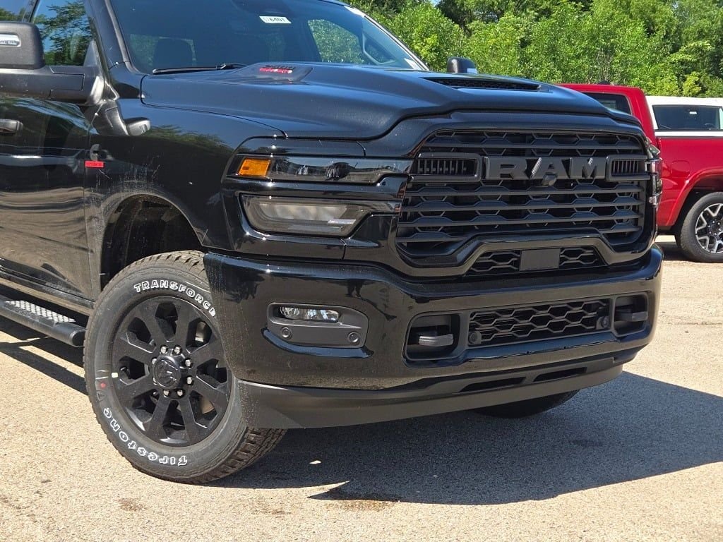 New 2026 Diamond Black Crystal Pearl-Coat Exterior Paint RAM Tradesman image 2