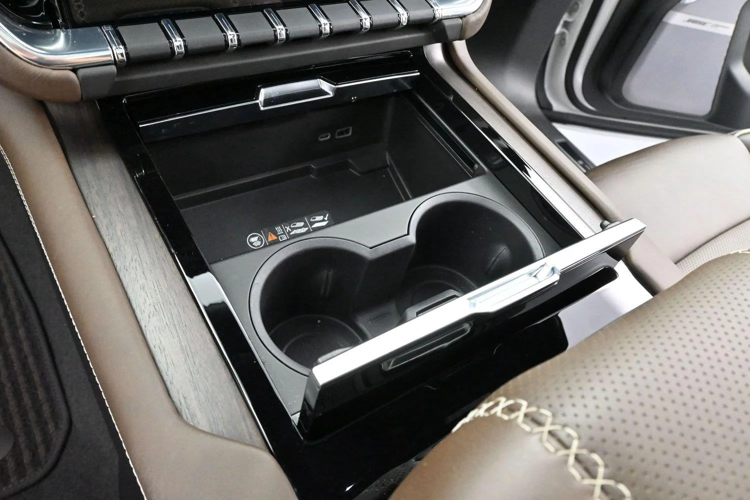 Used 2025 White Frost Tricoat GMC Denali Ultimate image 19