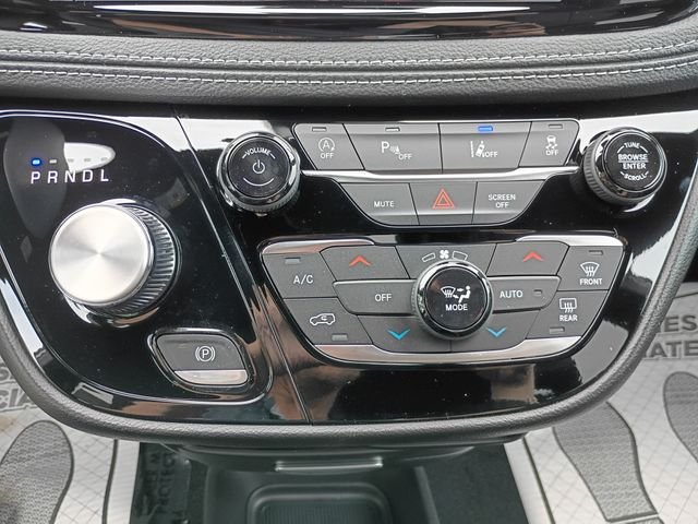 Used 2027 White Chrysler Select image 17