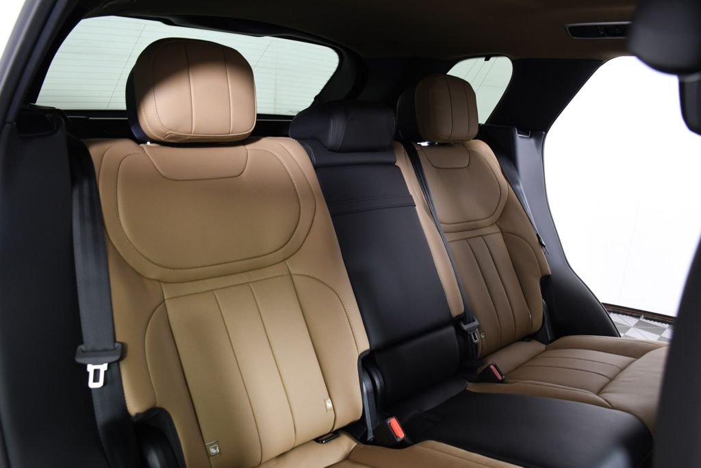 New 2026 Fuji White Land Rover Dynamic SE image 22