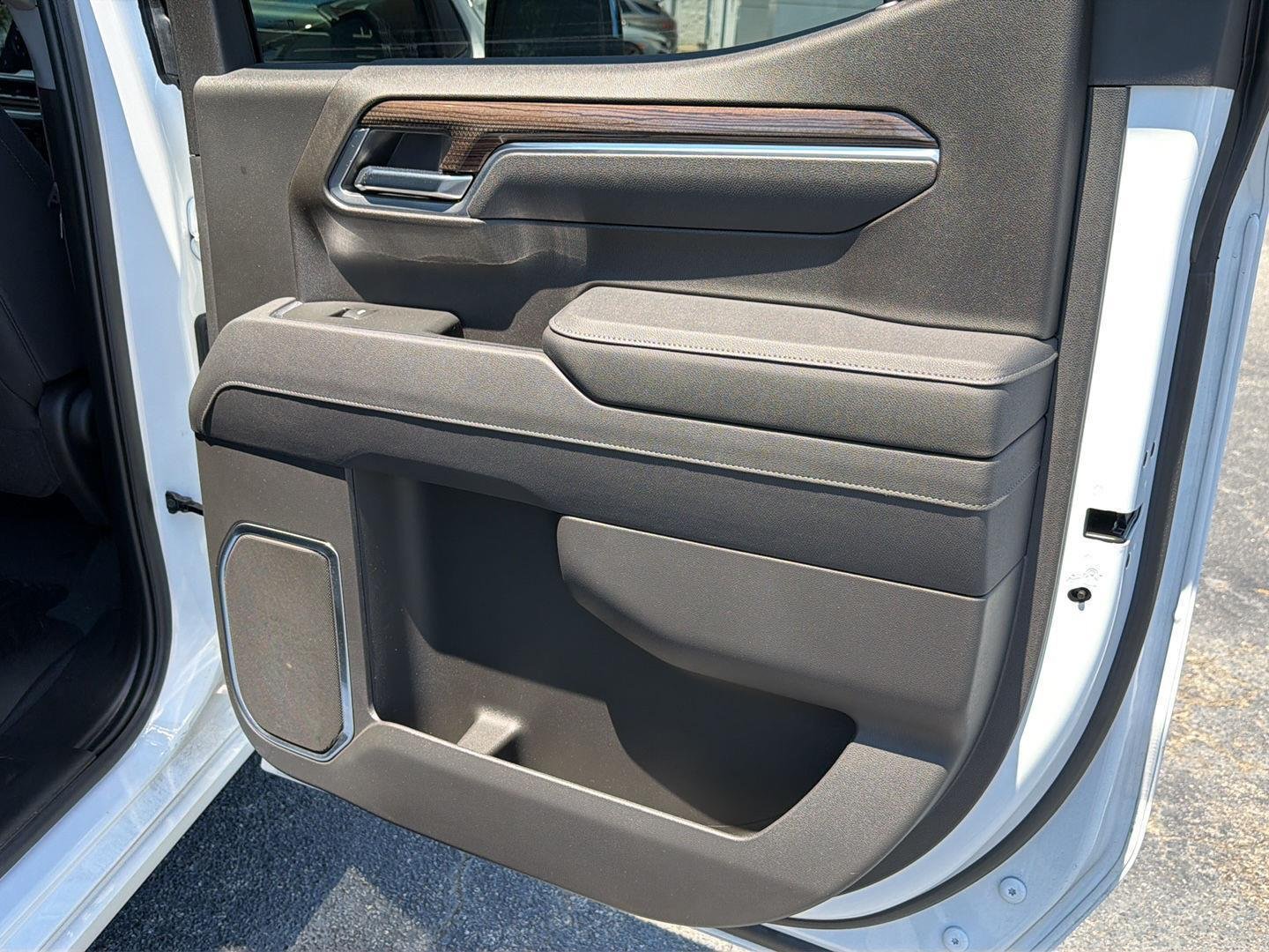 Used 2025 Summit White Chevrolet LT image 15