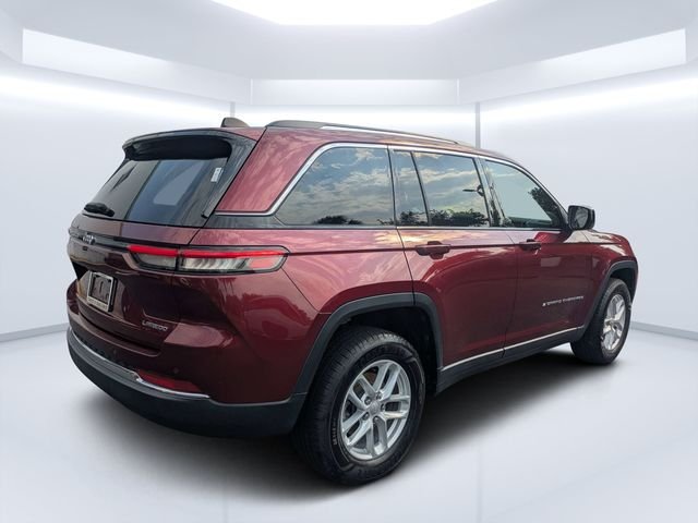 Used 2023 Red Jeep Laredo image 3