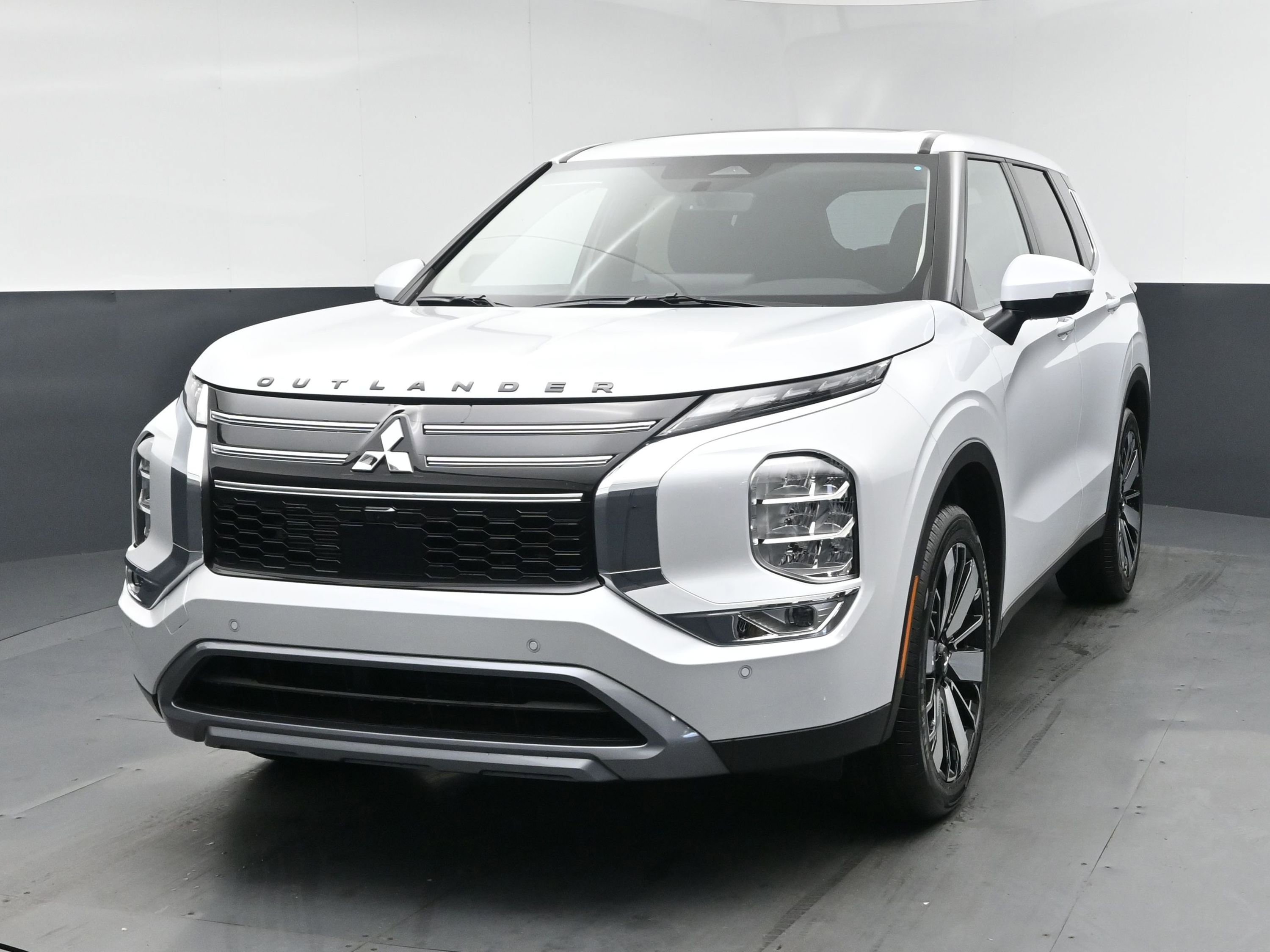2026 Mitsubishi Outlander SE FWD's photo