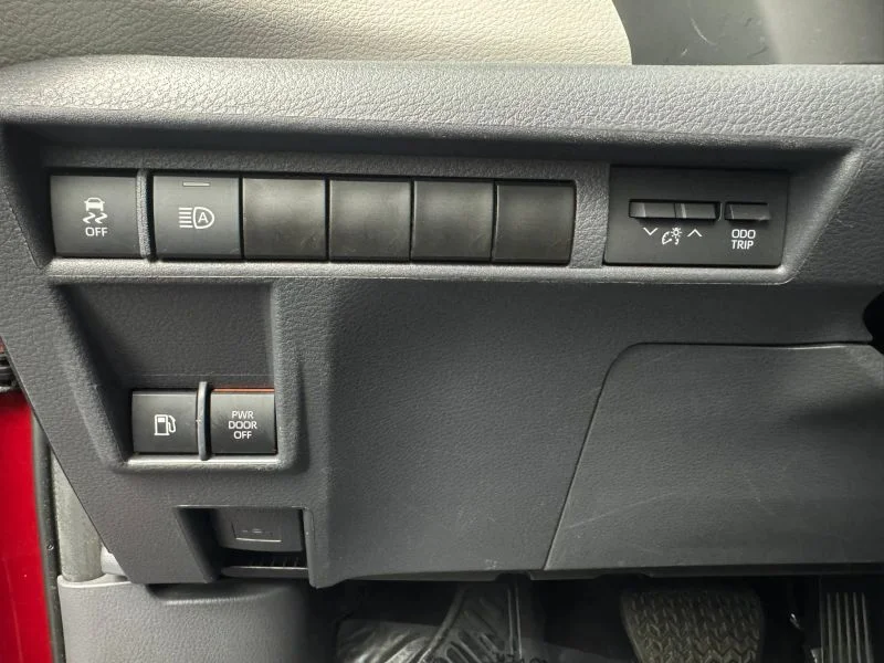 Used 2023  Toyota XLE Minivan 4D image 17