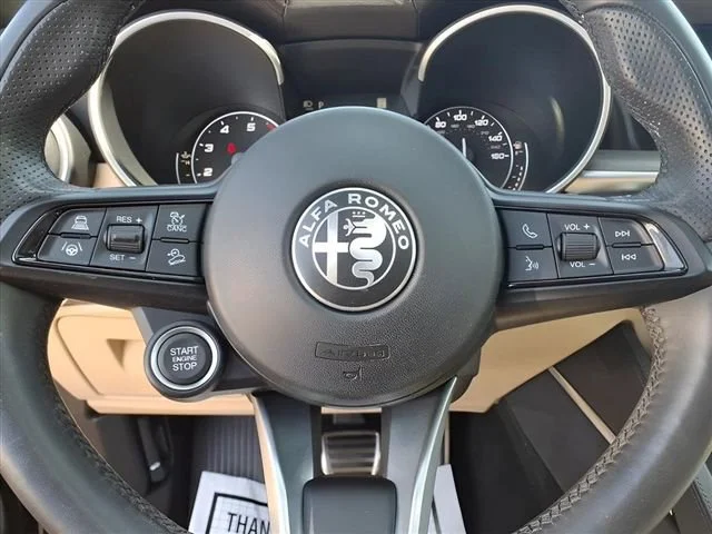 Used 2023  Alfa Romeo Lusso image 15