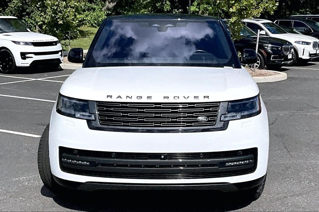Used 2023 White Land Rover SE image 3