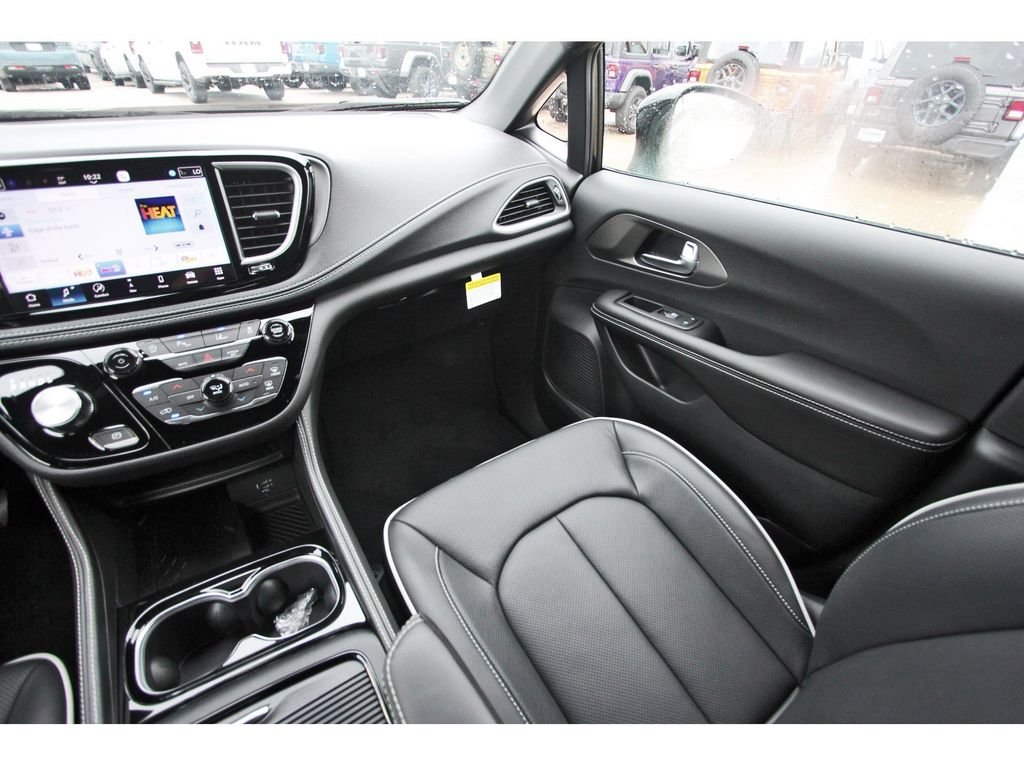 New 2027 Diamond Black Crystal Pearl-Coat Exterior Paint Chrysler Limited image 9