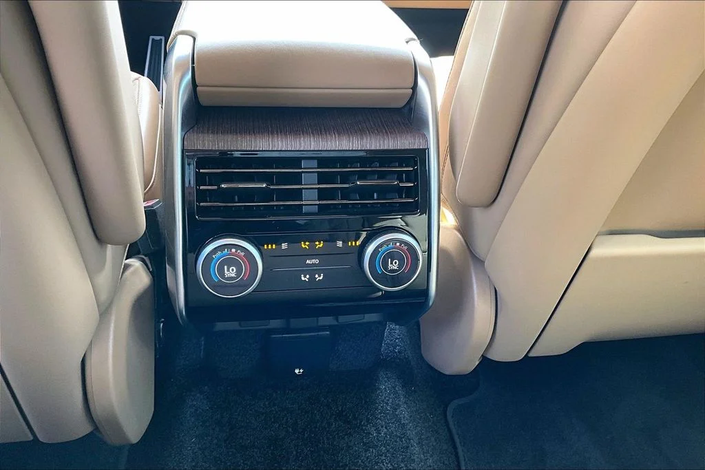 Used 2024 White Land Rover SE image 23