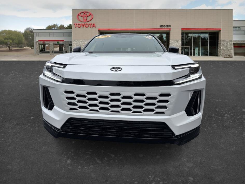 Used 2026 Wind Chill Pearl w/Black Roof Toyota XSE image 2