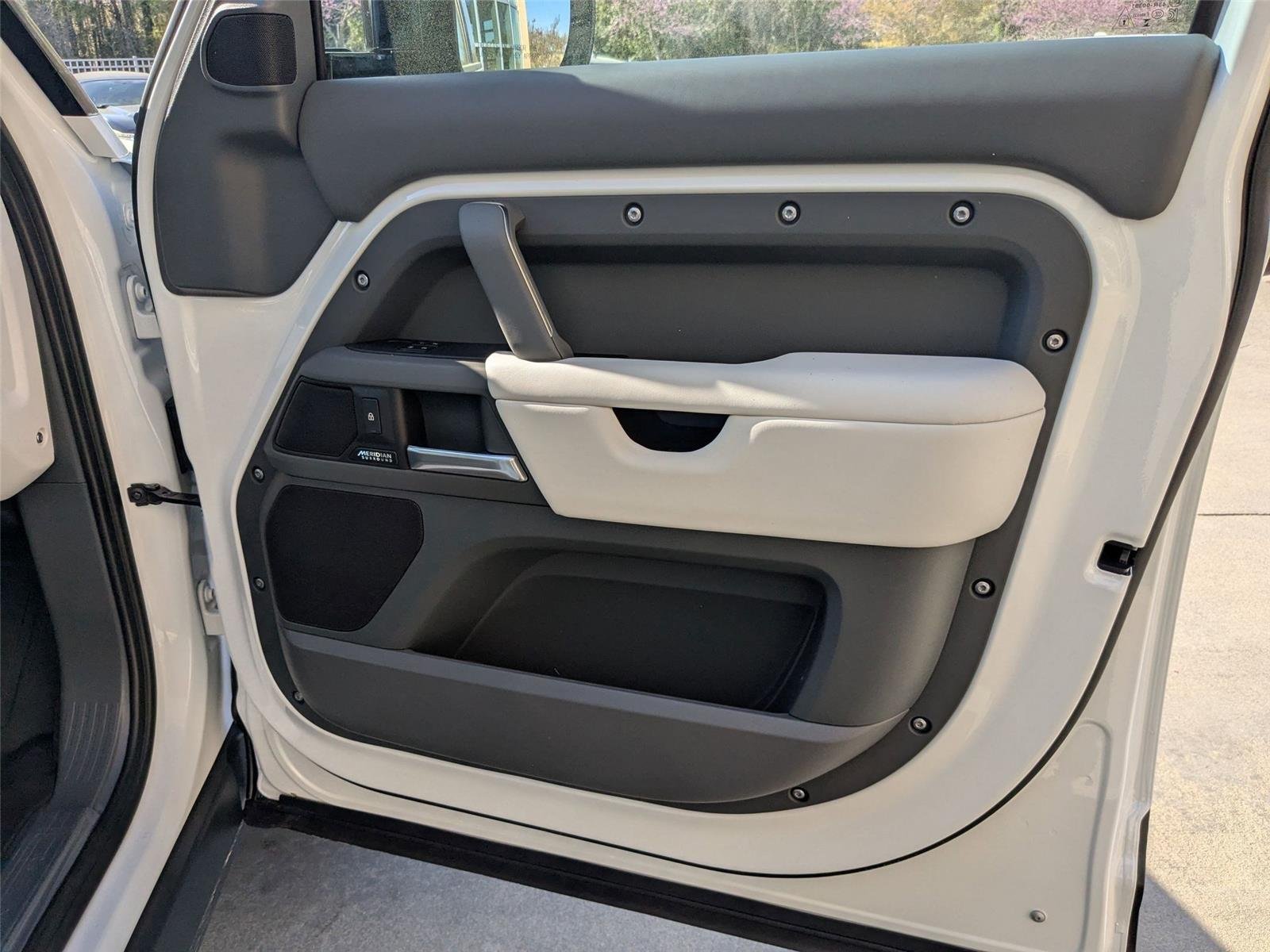 Used 2025 Fuji White Land Rover X-Dynamic SE image 33