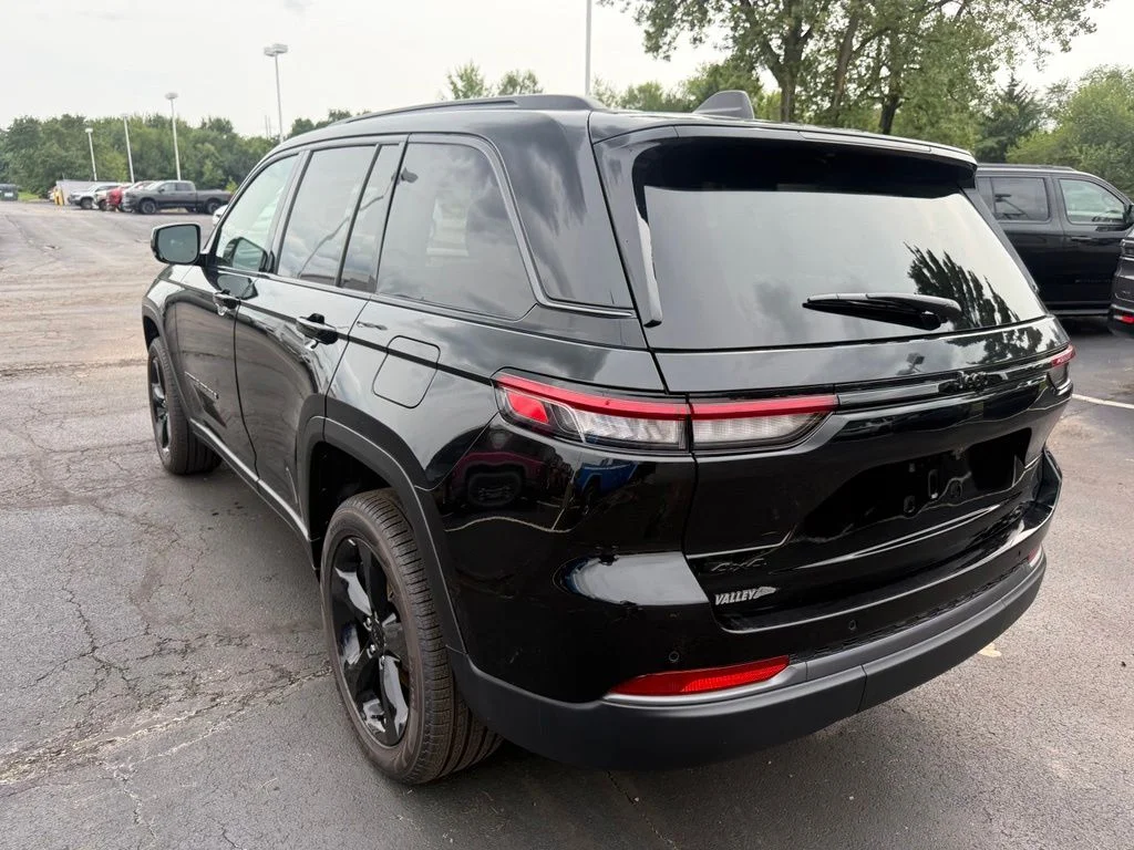 New 2026 Diamond Black Crystal Pearlcoat Jeep Limited image 6