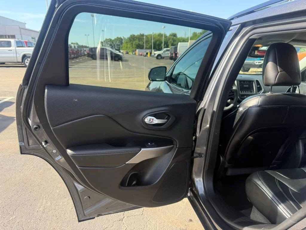 Used 2022 Gray Jeep Latitude Lux image 33