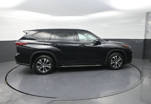 Used 2021 Black Toyota XLE image 9