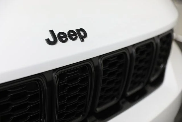 New 2025 Bright White Clear-Coat Exterior Paint Jeep Limited image 26