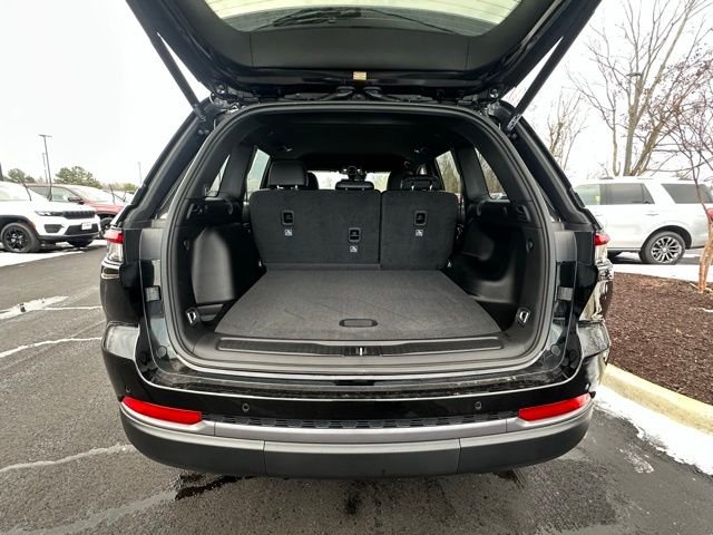 New 2026 Diamond Black Crystal Pearl-Coat Exterior Paint Jeep Altitude image 13