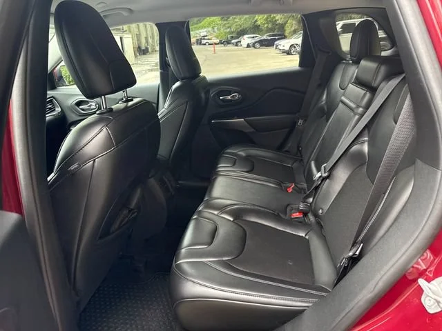 Used 2019 Velvet Red Pearlcoat Jeep Latitude Plus image 13