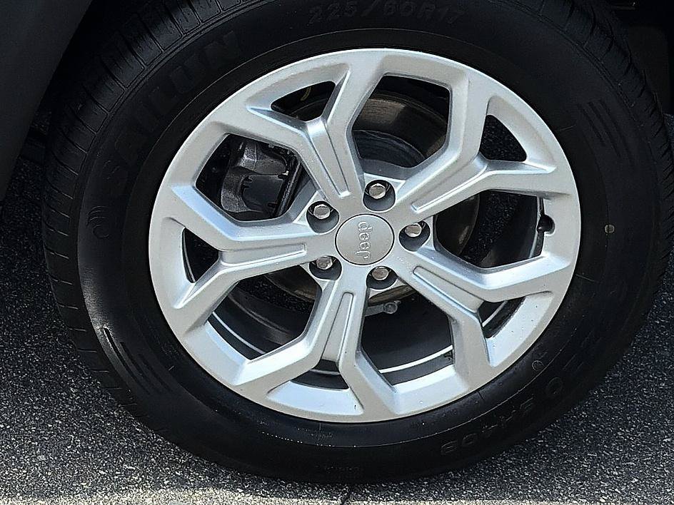 Used 2024 Bright White Clearcoat Jeep Latitude image 6