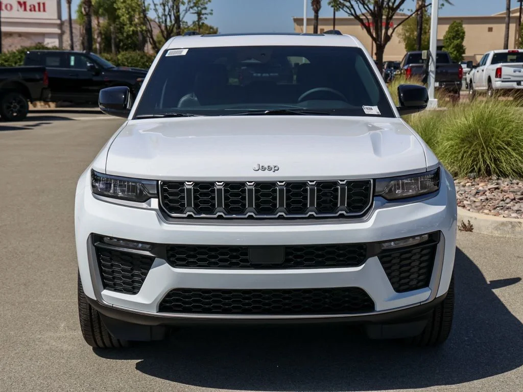 New 2026 Bright White Clear-Coat Exterior Paint Jeep Limited image 8