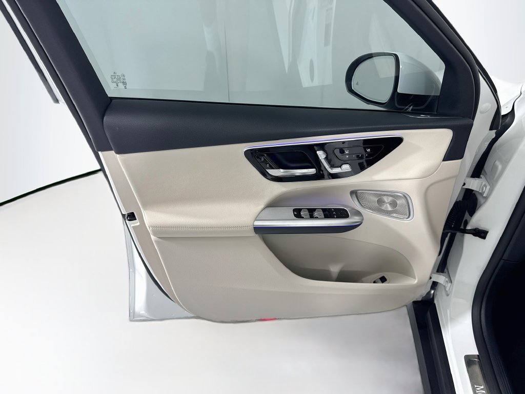 Used 2026  Mercedes-Benz GLC 300 image 24