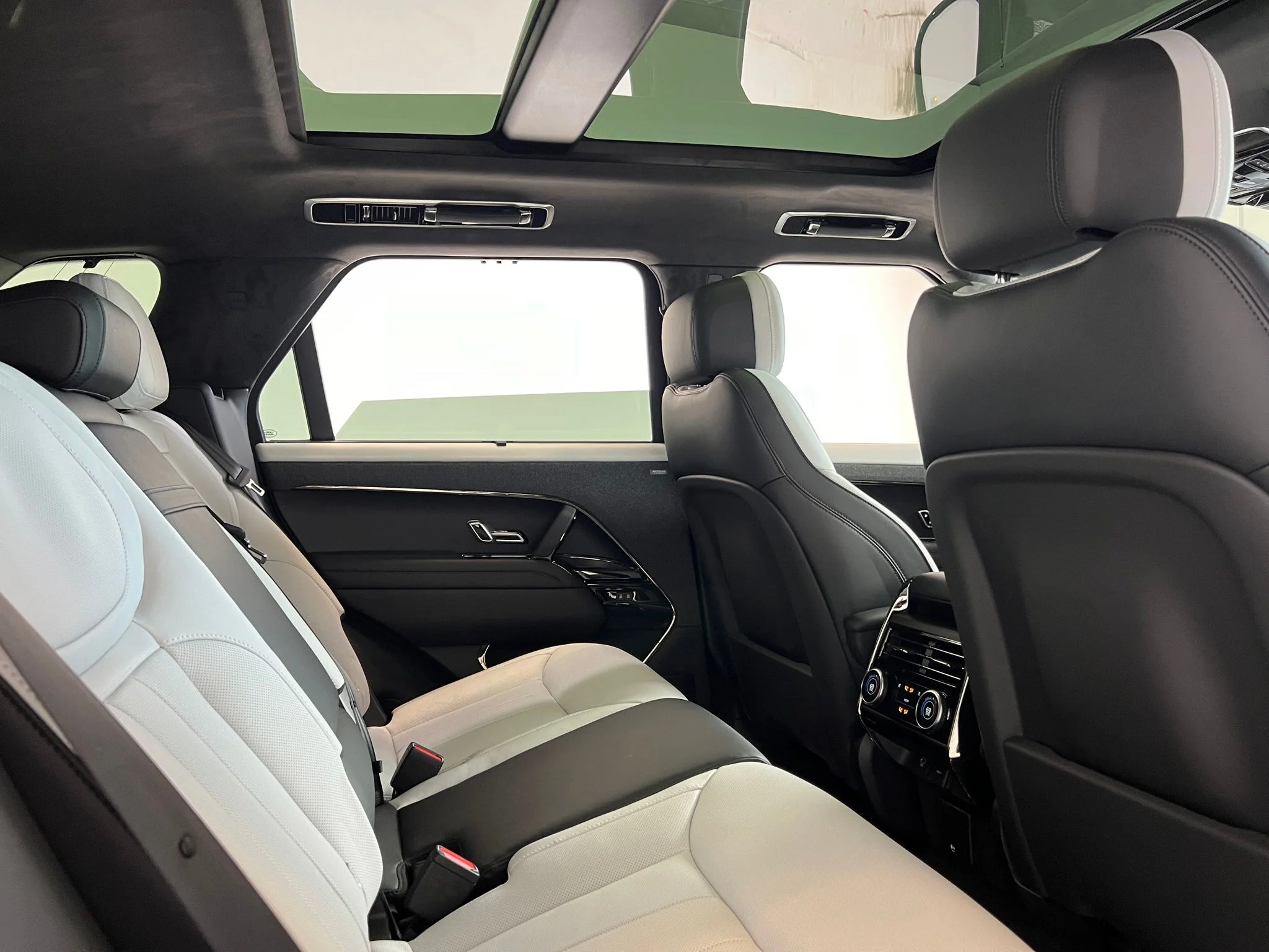 Used 2025 Red Land Rover Autobiography image 14
