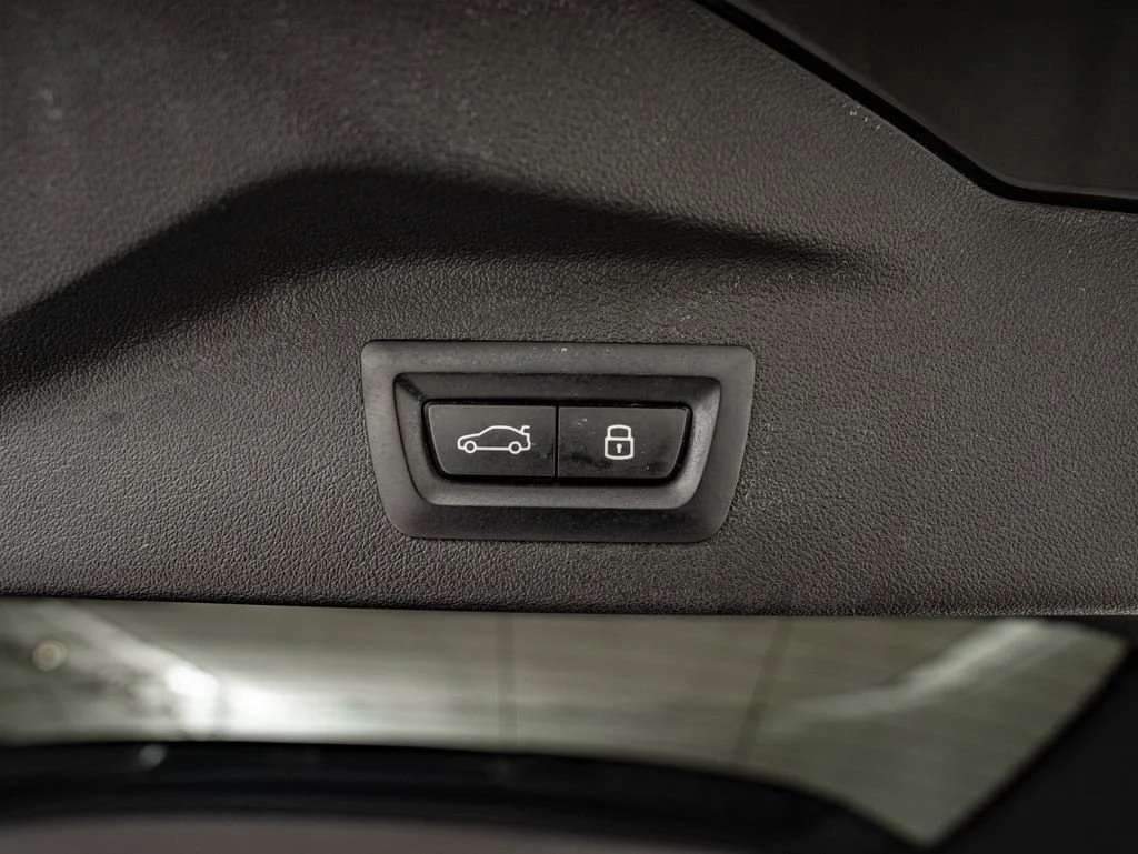 Used 2025 Black Sapphire Metallic BMW xDrive40i image 38