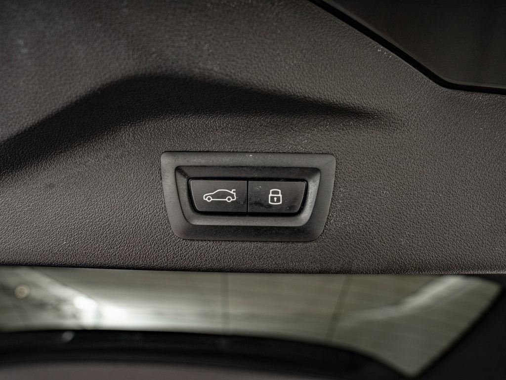 Used 2025 Black Sapphire Metallic BMW xDrive40i image 38