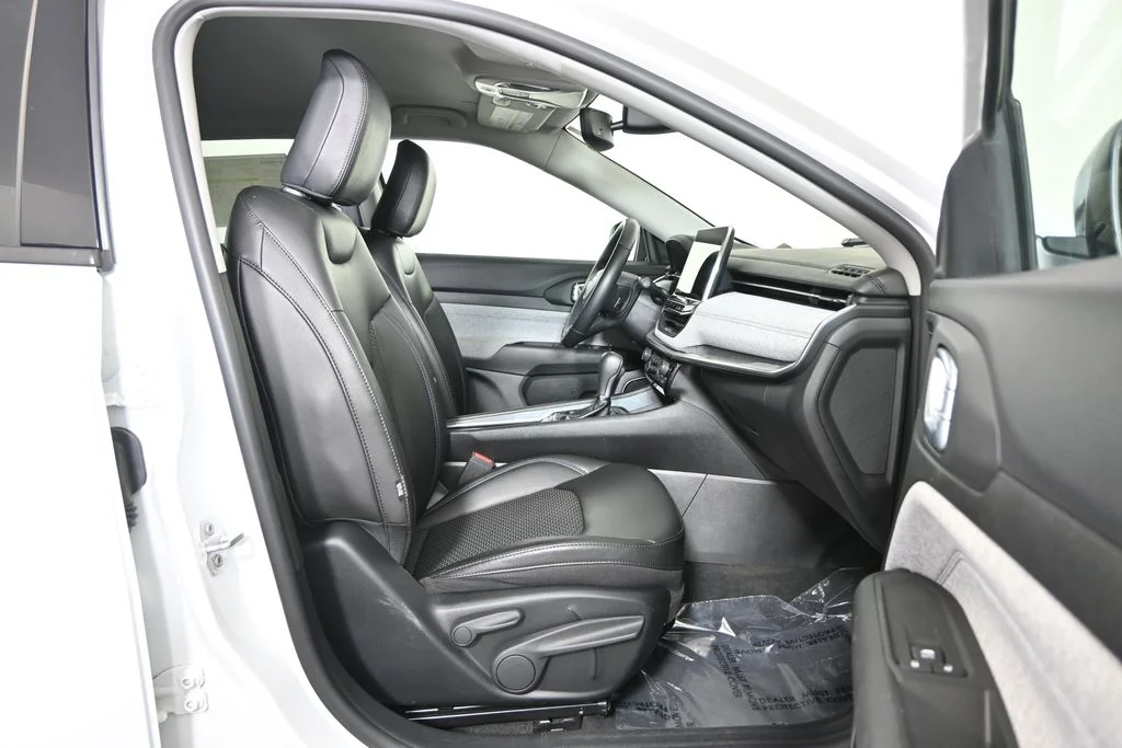 Used 2022 White Jeep Latitude image 13