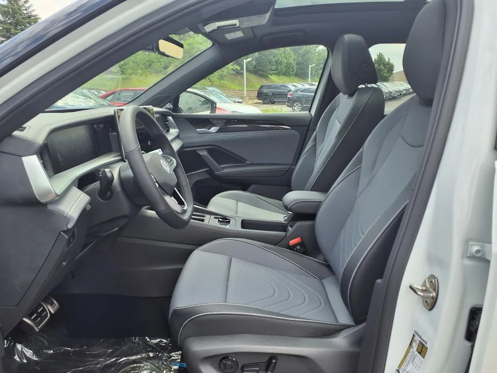 New 2026 Opal White with Deep Black Roof Volkswagen 2.0T SE R-Line Black image 9